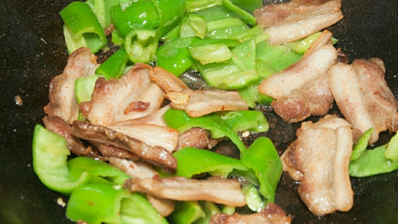 农家小炒肉,最后将肉片和蒜苗倒入一起炒,放少许<a style='color:red;display:inline-block;' href='/shicai/ 3729'>白糖</a>提鲜。
