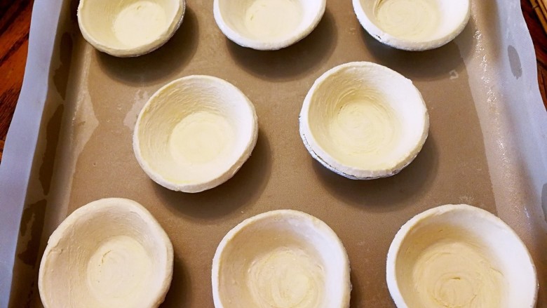 懒人木瓜葡式蛋挞,蛋挞皮从提前冰箱取出静置二十分钟