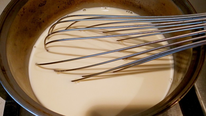 懒人木瓜葡式蛋挞,奶锅一只，放入<a style='color:red;display:inline-block;' href='/shicai/ 219'>牛奶</a>，<a style='color:red;display:inline-block;' href='/shicai/ 8197'>淡奶油</a>，细砂糖，<a style='color:red;display:inline-block;' href='/shicai/ 893'>炼乳</a>加热并不停搅拌到糖全部化开