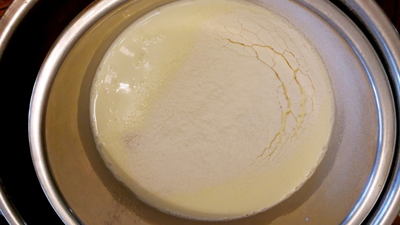 懒人木瓜葡式蛋挞,冷却到常温后加入<a style='color:red;display:inline-block;' href='/shicai/ 15'>蛋黄</a>，筛入面粉搅拌均匀