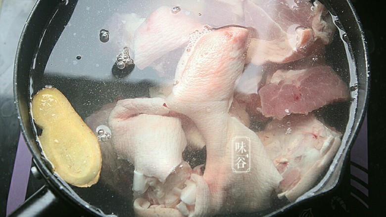 番茄黄豆猪蹄汤,猪蹄斩块洗干净后冷水下锅,放入<a style='color:red;display:inline-block;' href='/shicai/ 37'>姜</a>片,煮开1分钟。