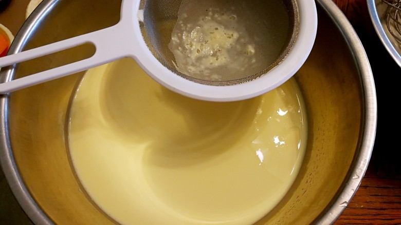 懒人木瓜葡式蛋挞,过筛一到二次，把不均匀的小粉团去掉