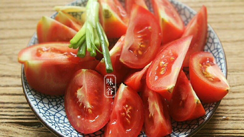 番茄黄豆猪蹄汤,<a style='color:red;display:inline-block;' href='/shicai/ 59'>番茄</a>洗净切块备用，<a style='color:red;display:inline-block;' href='/shicai/ 3250'>葱</a>姜切好。