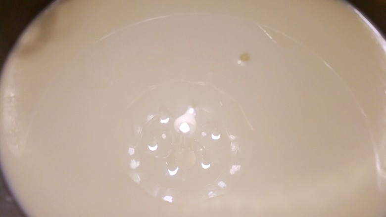 懒人木瓜葡式蛋挞,过筛后的蛋挞液，用完后用保鲜膜盖好放冰箱，每次用时搅拌一下