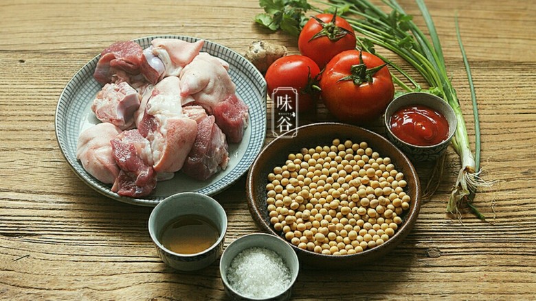 番茄黄豆猪蹄汤,准备好材料。(我买回来时叫店主把<a style='color:red;display:inline-block;' href='/shicai/ 413'>猪蹄</a>刮好毛,斩成块)