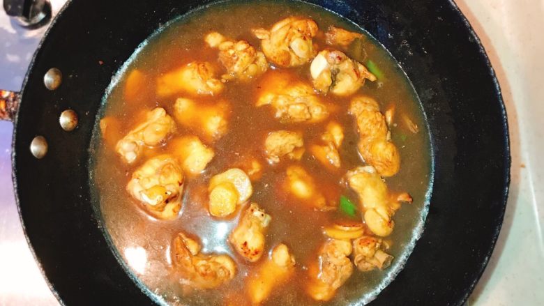 产后宜食 哺乳期土豆炖鸡块,加入温开水