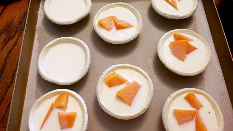 懒人木瓜葡式蛋挞,倒入蛋挞皮中，八分满，烤箱210度预热五分钟烤22-25分钟