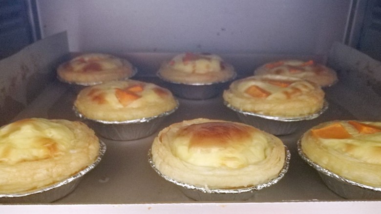 懒人木瓜葡式蛋挞,烤制过程中会抛高，所以不要加太满