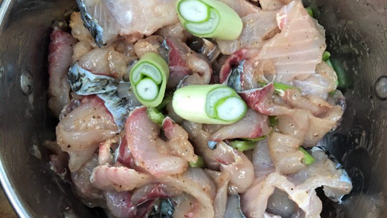 酸菜鱼,全部片好后把酸菜鱼料包里面的腌料包撒在鱼片上，我在鱼片里加了<a style='color:red;display:inline-block;' href='/shicai/ 3250'>葱</a>、<a style='color:red;display:inline-block;' href='/shicai/ 37'>姜</a>、蒜、<a style='color:red;display:inline-block;' href='/shicai/ 700'>花椒</a>碎、<a style='color:red;display:inline-block;' href='/shicai/ 744'>五香粉</a>，然后拌匀继续腌制半小时，芹菜丁也一起放进去（可不放，我是刚好做其它菜菜有剩的，就切了一丢丢扔进去）