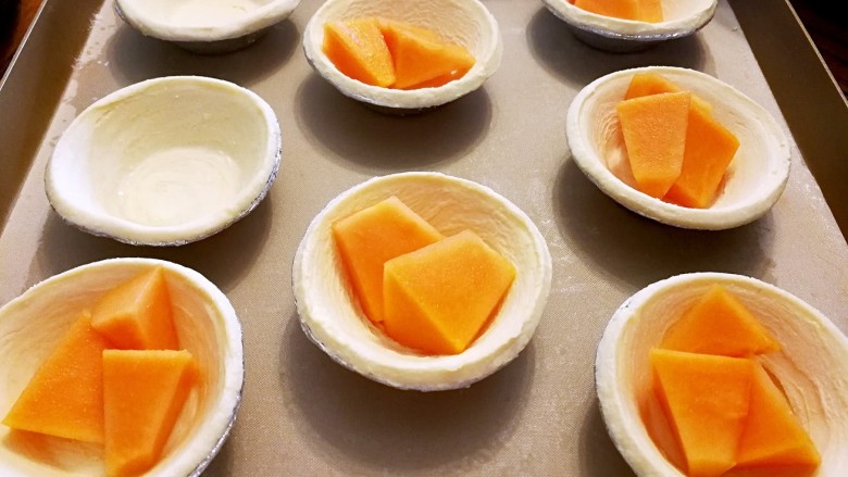 懒人木瓜葡式蛋挞,等待冷却的时候准备木瓜，木瓜是我从广州背回来的树上熟的木瓜