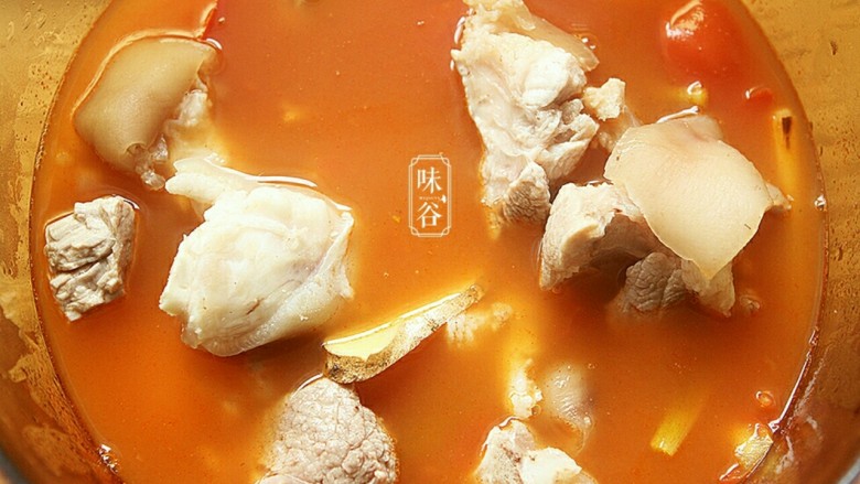 番茄黄豆猪蹄汤,把煮好的番茄汤汁转入炖锅内,先后倒入猪蹄。