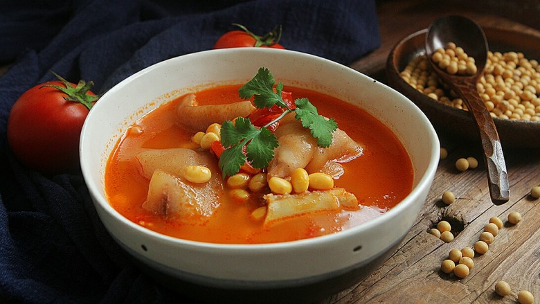 番茄黄豆猪蹄汤,充满食欲的一碗汤!