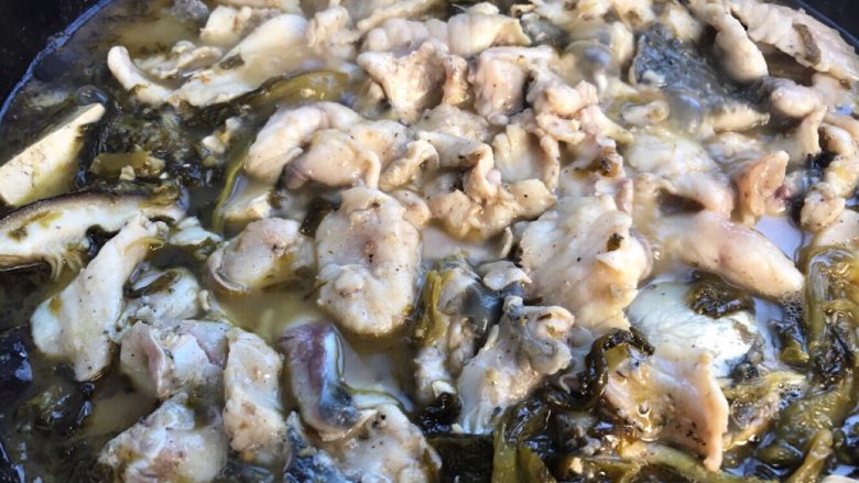 酸菜鱼,待鱼头熟透了加入菜再煮四五分钟后,把腌制好的鱼片放入锅里煮三分钟即可出锅。(出锅前尝下咸淡哦,根据咸淡加适量的盐)