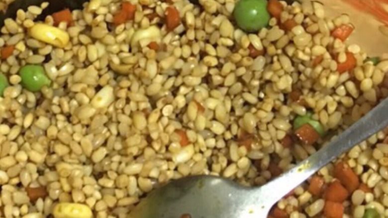 草袋饭,糯米用生抽老抽鸡精拌均匀，加入<a style='color:red;display:inline-block;' href='/shicai/ 456'>青豆</a><a style='color:red;display:inline-block;' href='/shicai/ 4802'>玉米粒</a>。