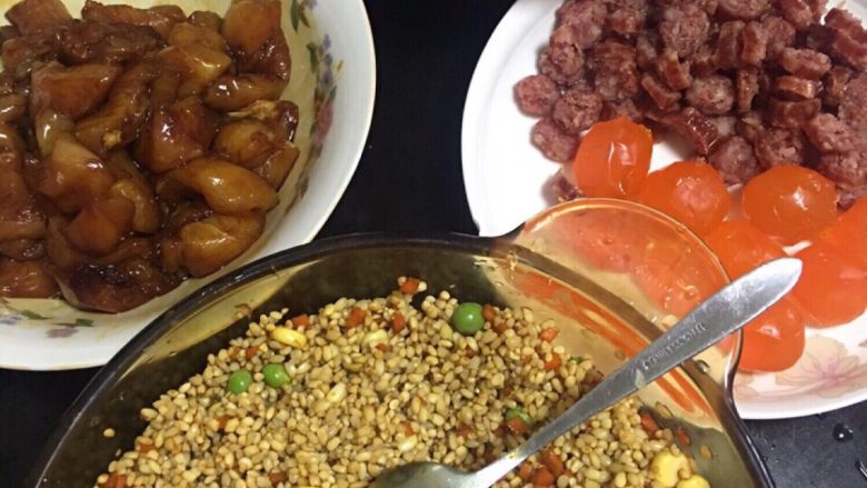 草袋饭,香肠切成小段