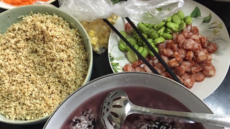 草袋饭,糯米与血糯米加糖拌匀