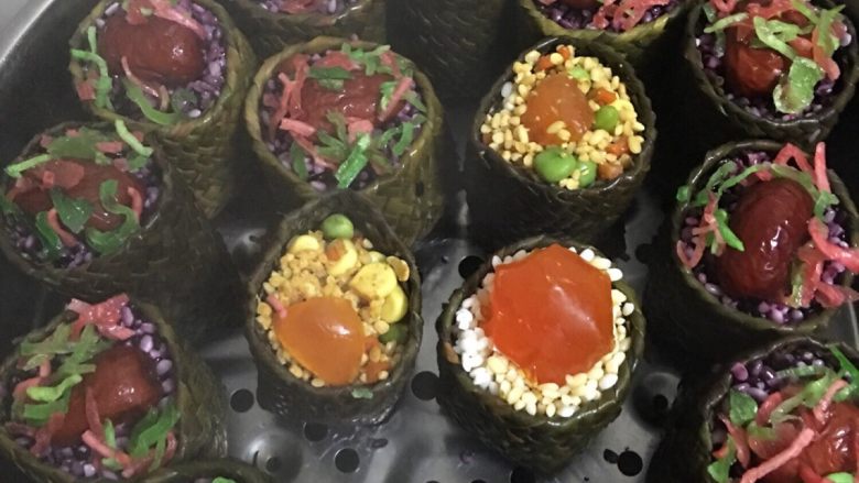 草袋饭,红绿素剪成若干小碎断