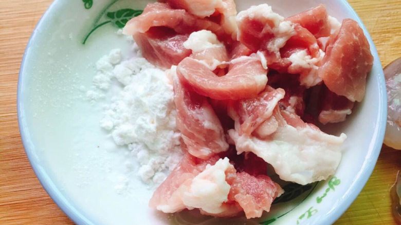 菠萝海鲜丸炒饭,猪肉切小下生粉、酱油,筷子搅拌腌制待用