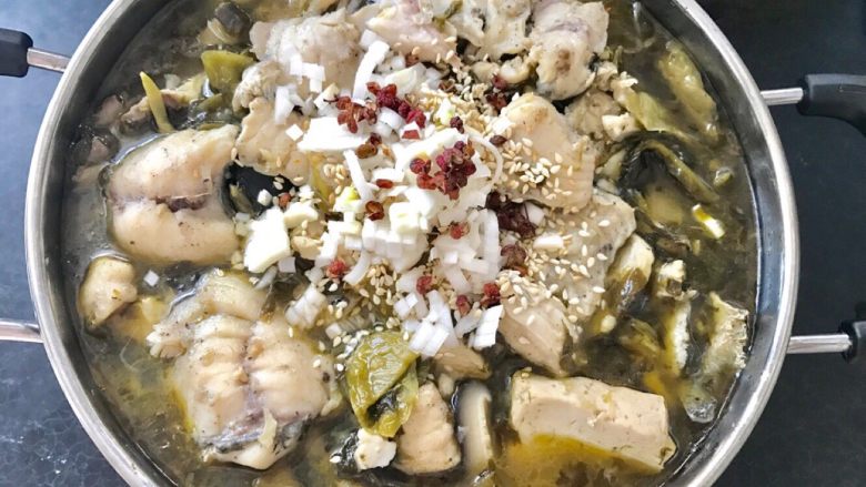 酸菜鱼,把焯水后的豆芽铺在盆底，鱼出锅入盆，在上面撒上<a style='color:red;display:inline-block;' href='/shicai/ 678'>白芝麻</a>和葱花，锅子从新热油等油热好直接浇在葱花和<a style='color:red;display:inline-block;' href='/shicai/ 678'>白芝麻</a>上，瞬间葱香味飘满满屋。哇，口水快流出来啦！