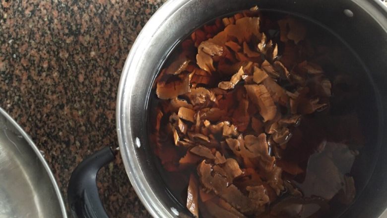 黄干笋木耳胡萝卜猪肉饺子,黄干笋提前一晚泡好，切碎备用