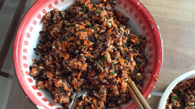 黄干笋木耳胡萝卜猪肉饺子,把弄好的<a style='color:red;display:inline-block;' href='/shicai/ 414'>猪肉</a>碎和炒好的配料一起加入入调料搅拌均匀！还有加上<a style='color:red;display:inline-block;' href='/shicai/ 3250'>葱</a>花！