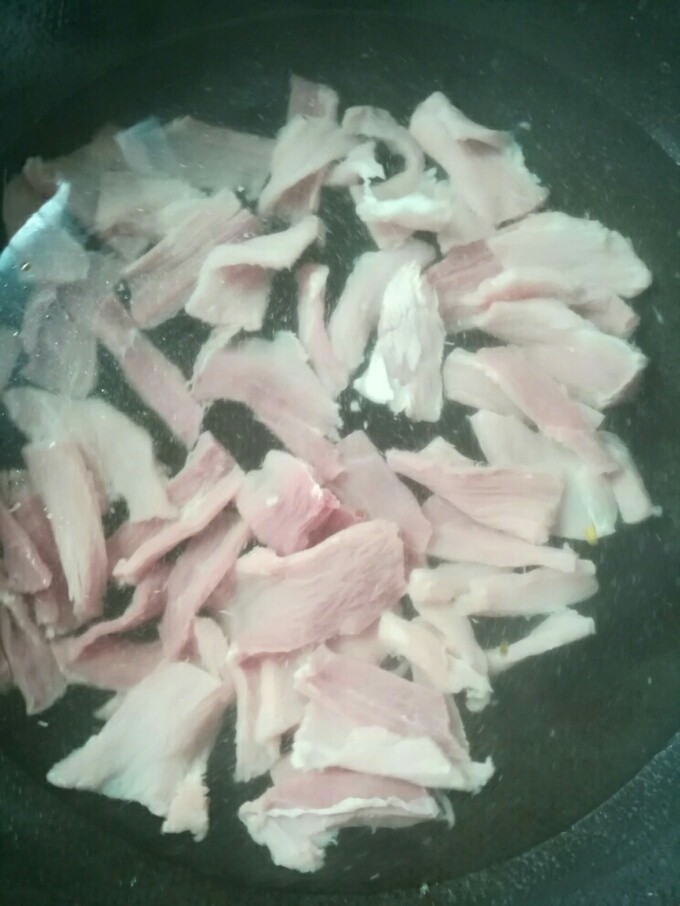 自制肉松,坐锅烧水,下肉片汆水,水开后会有很多浮沫,肉变色后捞出来。