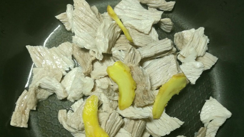自制肉松,肉片和姜一起加入电高压锅,加适量水。