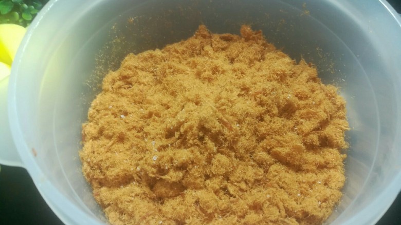 自制肉松,结束前十分钟,打开尝一尝,如果可以了,就提前关掉面包机。我是让面包机工作到自动停止,但儿子说肉松有点干。