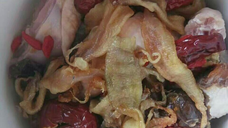 鱼胶炖鸡腿,洗净炖盅,把材料放入