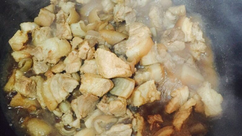 简易版红烧肉,拌均匀,加上盖子焖