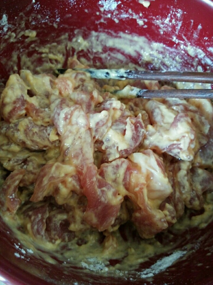 菠萝咕噜肉,分次加入<a style='color:red;display:inline-block;' href='/shicai/ 8780'>红薯粉</a>,直到看不到蛋液为止