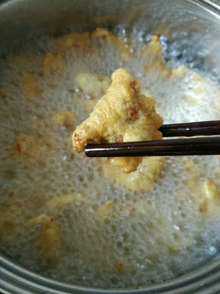 菠萝咕噜肉,炸到金黄色就可以了