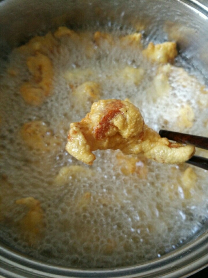 菠萝咕噜肉,把肉捞起来,油加热再把肉放进去复炸一下,这样会更脆