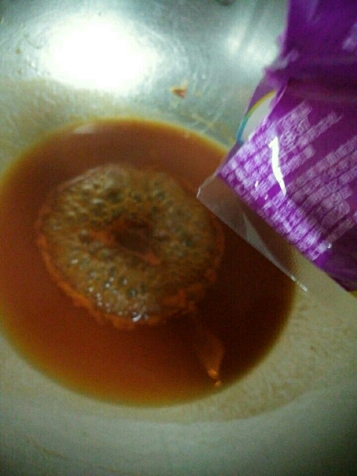 菠萝咕噜肉,煮至冒泡加适量白砂糖