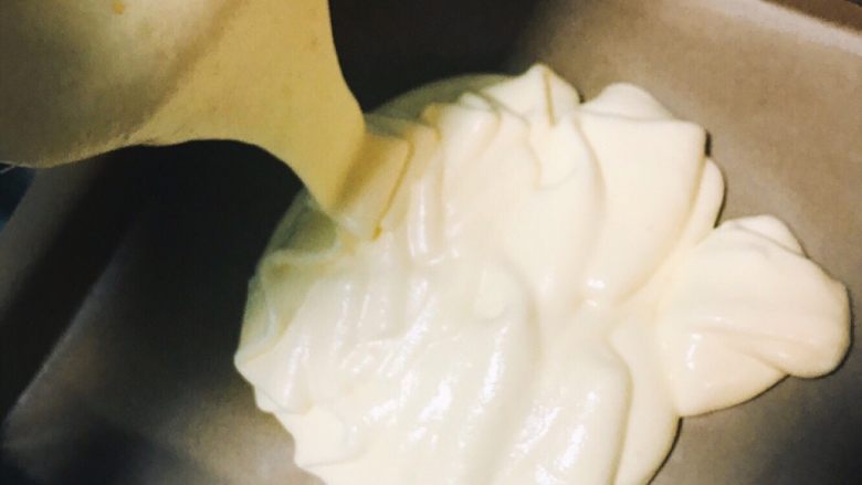 豆乳盒子,蛋白加入20g砂糖打发至硬性发泡,分3次加入蛋黄糊中~翻拌均匀后倒入烤盘内~烤箱150度上下火中层烤20分钟