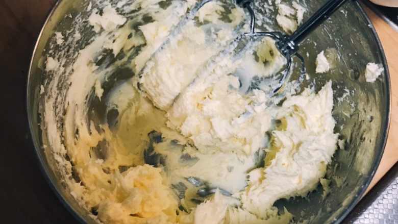 豆乳盒子,室温软化好的奶油奶酪,用打蛋器打至细滑