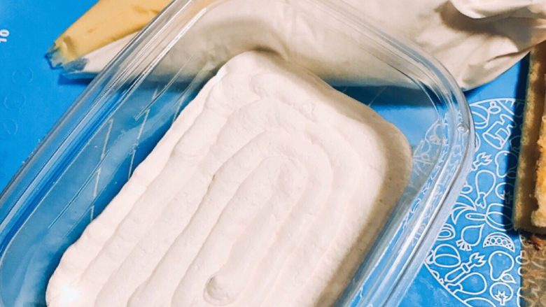 豆乳盒子,再挤上一层奶油~再筛入一层熟豆粉