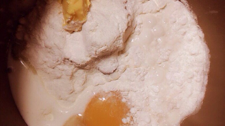 胖乎乎的牛奶红豆薏米粉面包,把所有的材料放入面包机，开始揉面