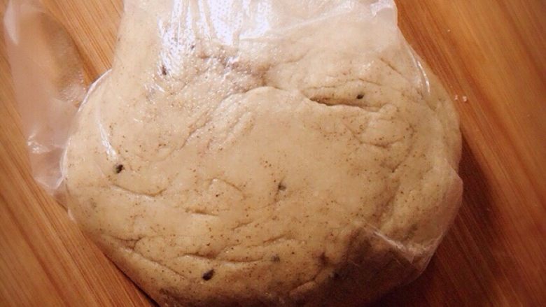 胖乎乎的牛奶红豆薏米粉面包,和面的过程中放入<a style='color:red;display:inline-block;' href='/shicai/ 668'>黑芝麻</a>，等揉成模式结束，用面包机发酵，取出面团，包上保鲜膜，再次发酵半小时