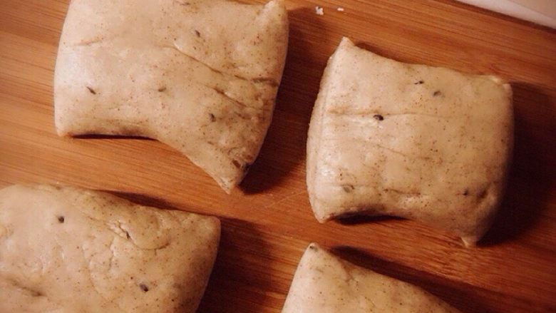 胖乎乎的牛奶红豆薏米粉面包,面团取出，稍微松弛放气，切成四小块