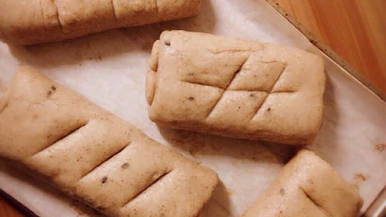 胖乎乎的牛奶红豆薏米粉面包,整一下型，放在烤盘上，用刀划好切口