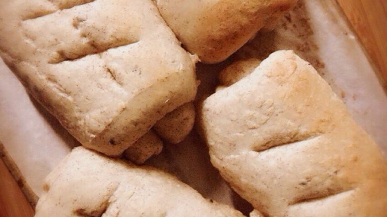 胖乎乎的牛奶红豆薏米粉面包,烤箱预热，160度上下火13分钟，此时的面包外皮是有点硬，但里面超级软