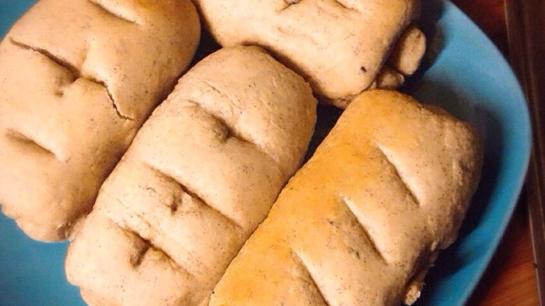 胖乎乎的牛奶红豆薏米粉面包,如果不加红豆薏米，那就是正宗的<a style='color:red;display:inline-block;' href='/shicai/ 219'>牛奶</a>面包