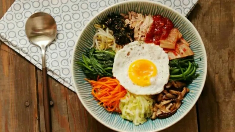金枪鱼拌饭,拿一个空碗，在碗底铺上米饭，周围一圈依次摆上炒熟的蔬菜、<a style='color:red;display:inline-block;' href='/shicai/ 376'>金枪鱼</a>和辣酱，中间摆上煎蛋，一份<a style='color:red;display:inline-block;' href='/shicai/ 376'>金枪鱼</a>拌饭就完成了！
