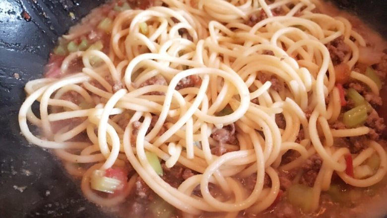 春日限定之意式肉酱面,配料翻炒差不多后,倒入煮好的面,可以放一些清水,稍稍炖一会