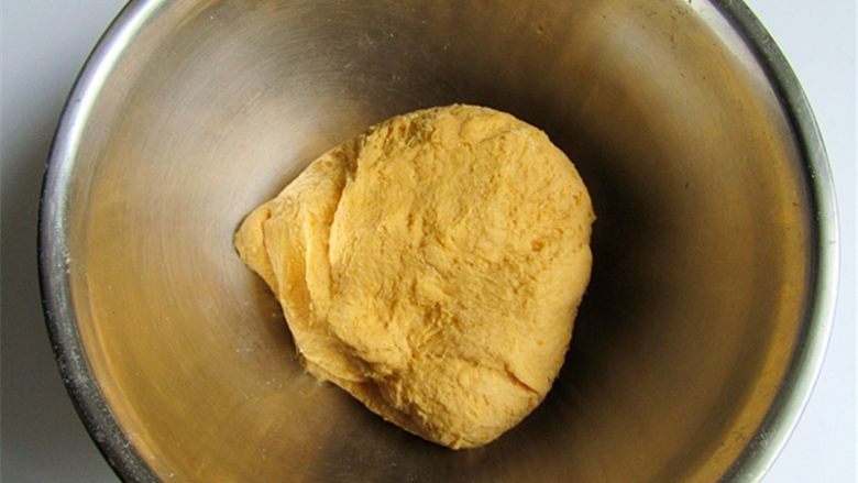 维尼豆沙馒头,现在可以动手了,把面大概揉成一个面团,用面团把盆边擦干净