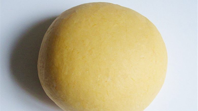 维尼豆沙馒头,取出放在案板上排气,并撒15克干面粉和发酵好的面团反复揉一揉排气,揉至切面组织没有较大的大气孔即可,是否成为好馒头,这一道程序可是关键哦