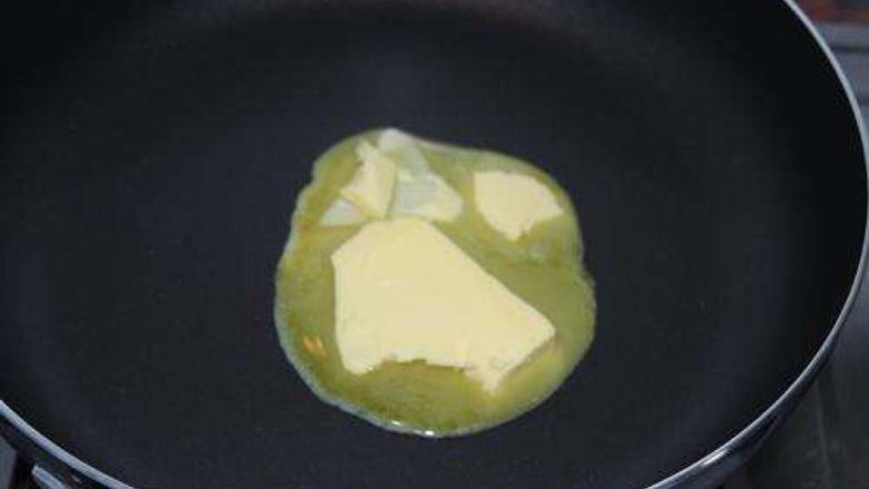 蔓越莓牛扎饼干,锅热了以后取出黄油放入锅内,待黄油融化
