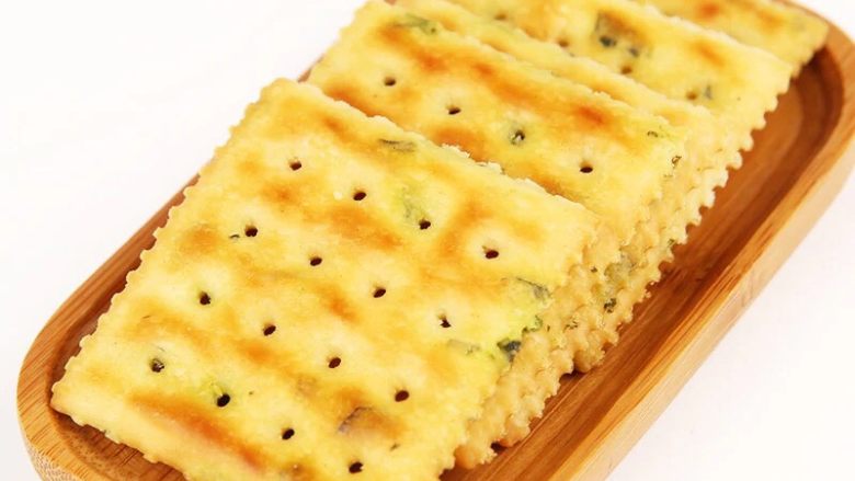 蔓越莓牛扎饼干,把饼干依次按照顺序摆放好,每块饼干放上一小块牛扎糖