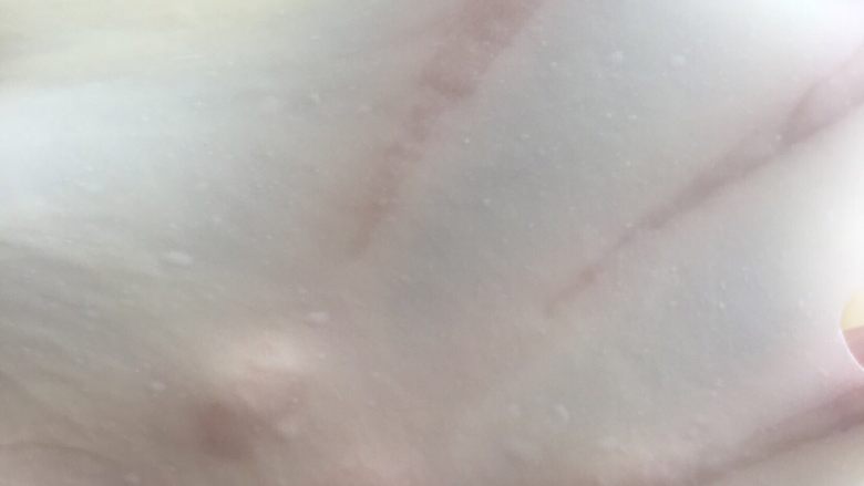 超柔软快速吐司,除盐<a style='color:red;display:inline-block;' href='/shicai/ 887'>黄油</a>外所有材料放入面包机揉至面团光滑后加入盐和<a style='color:red;display:inline-block;' href='/shicai/ 887'>黄油</a>继续揉出筋膜如图